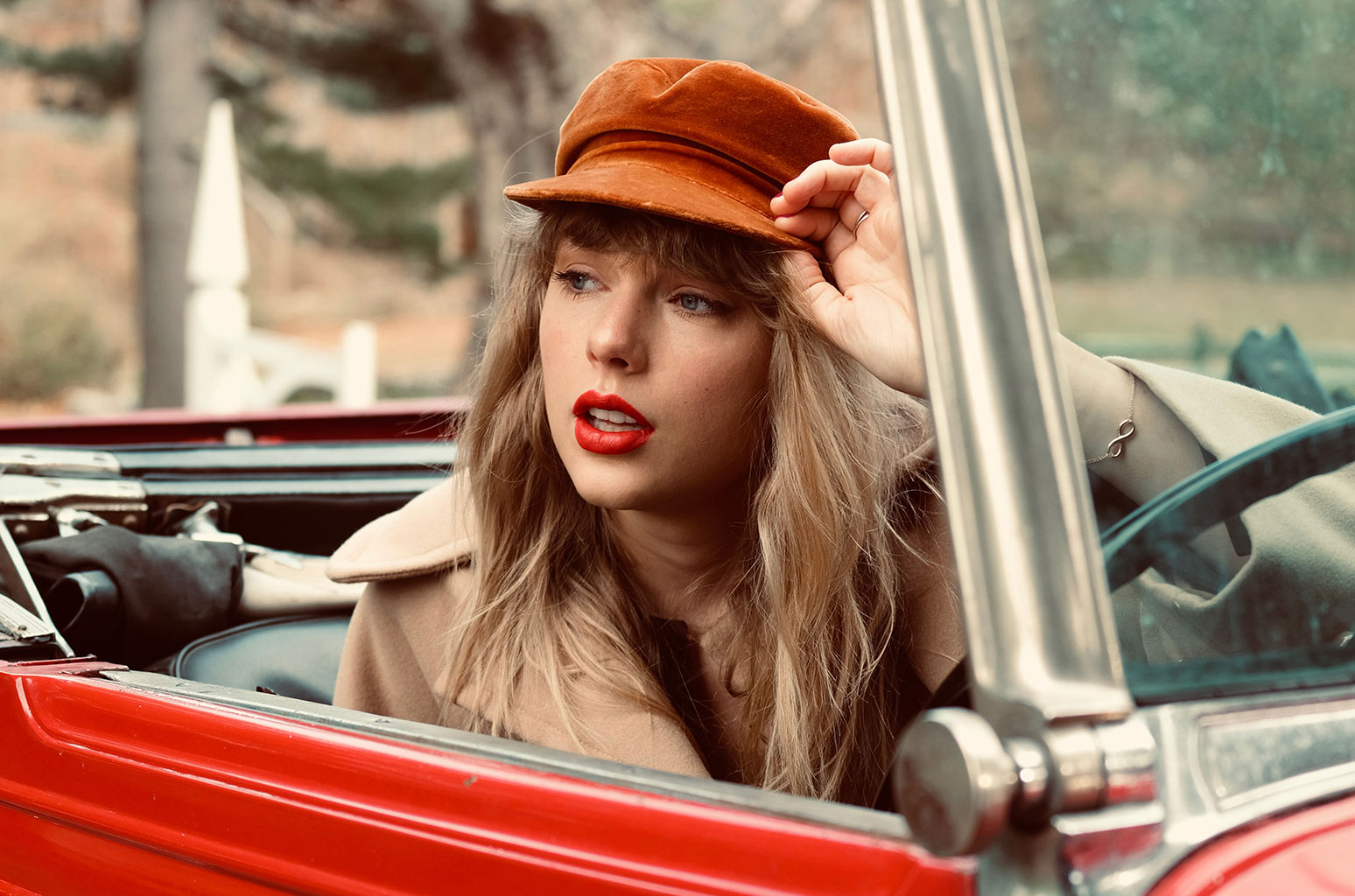 Taylor-Swift-red-cr-Beth-Garrabrant-press-2021-billboard-1548-1636735410[1]