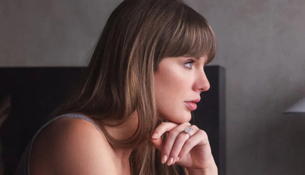 01-taylor-swift-tloas-encore-billboard-1800